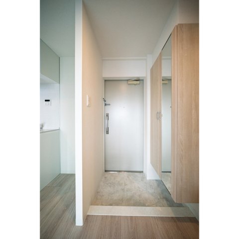 玄関　※同物件・反転タイプの写真です。
