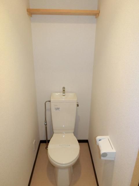 トイレ　上部に収納ラック付き