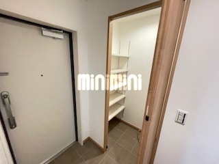 玄関　シューズクローク付きの玄関