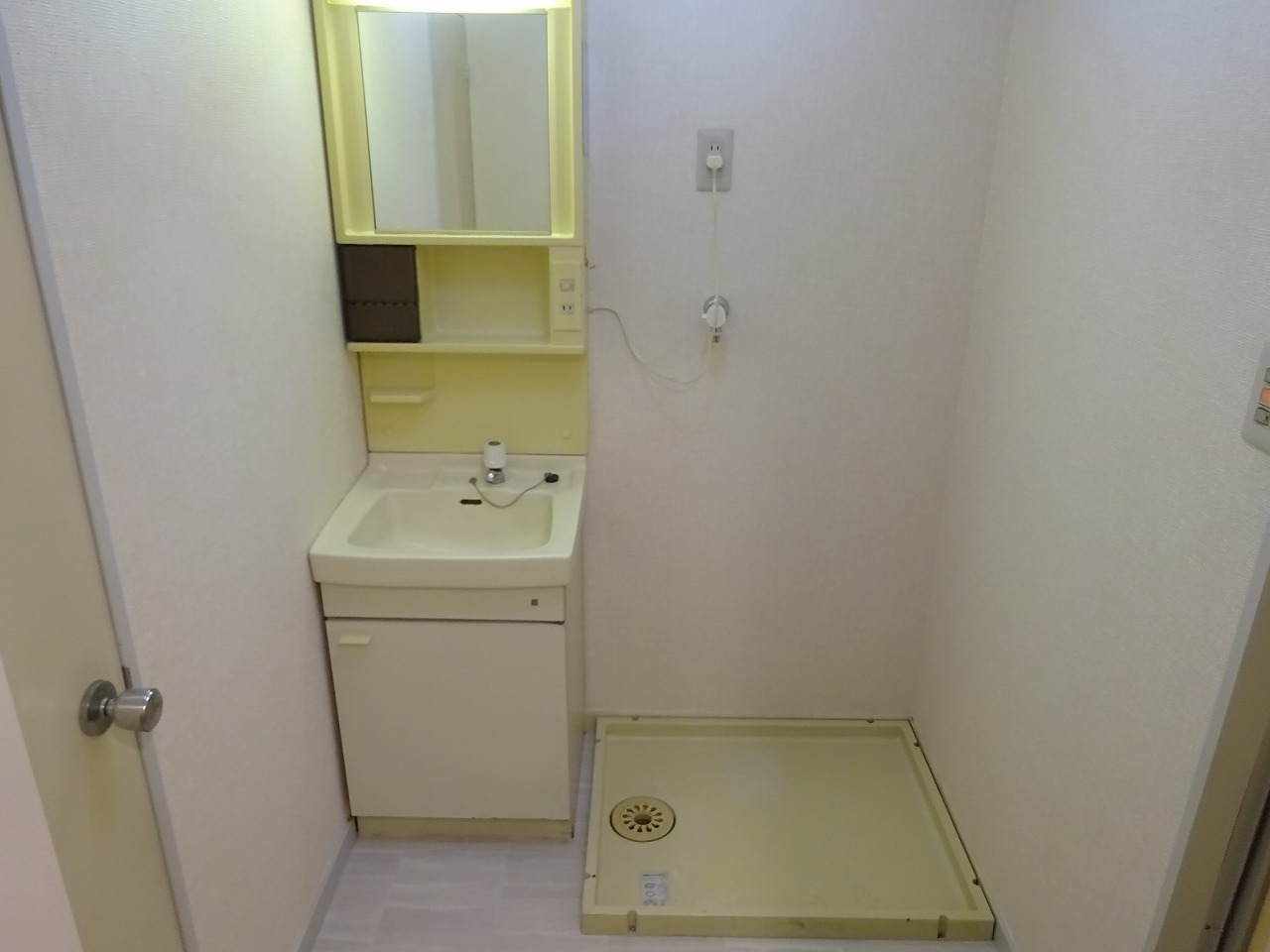 洗面設備　独立洗面台と室内洗濯機置き場