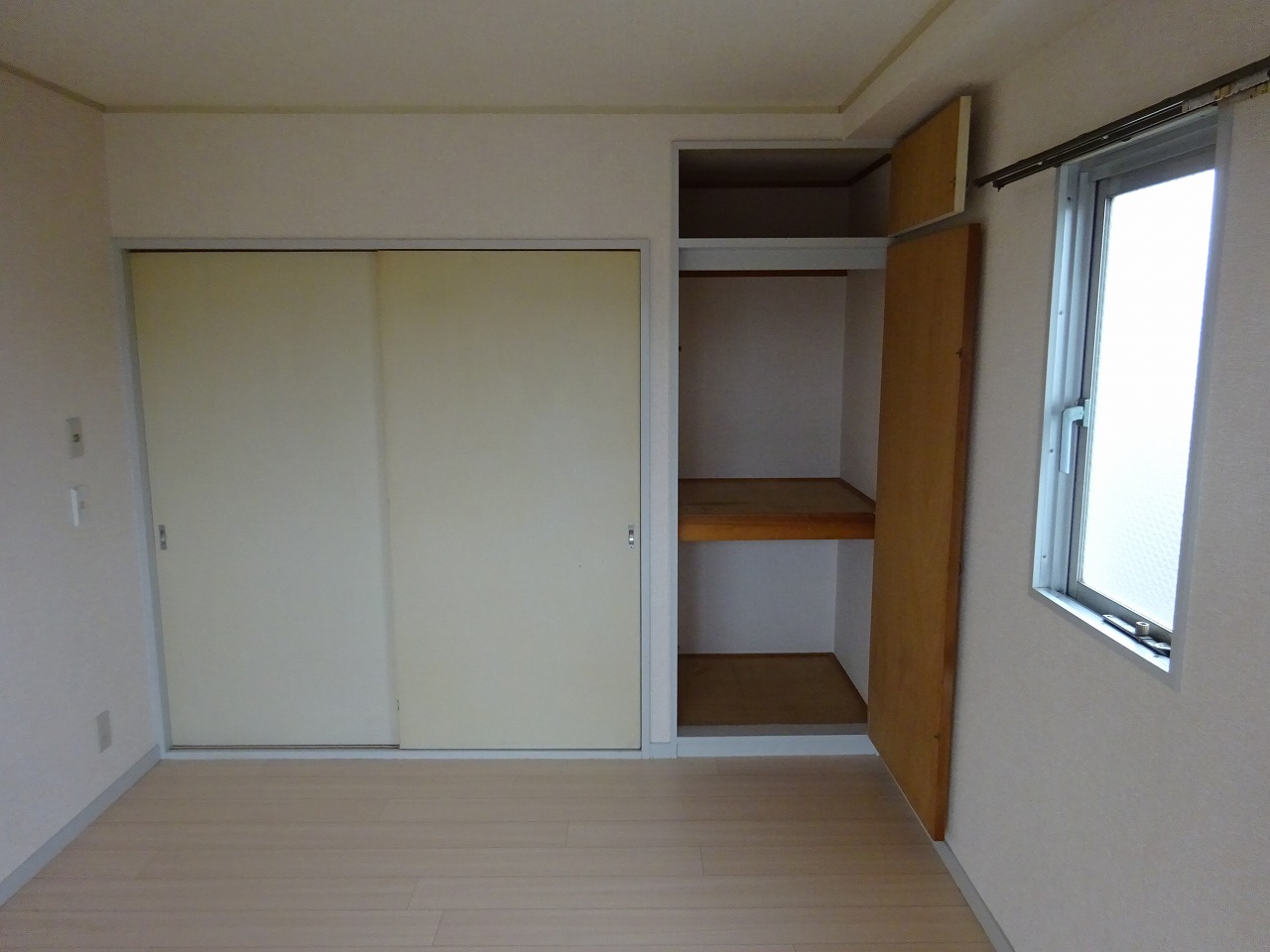 バルコニー　洋室収納