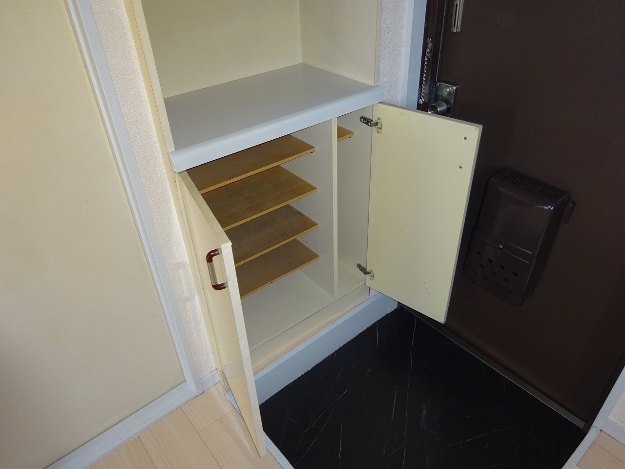 玄関　玄関に靴入れあり