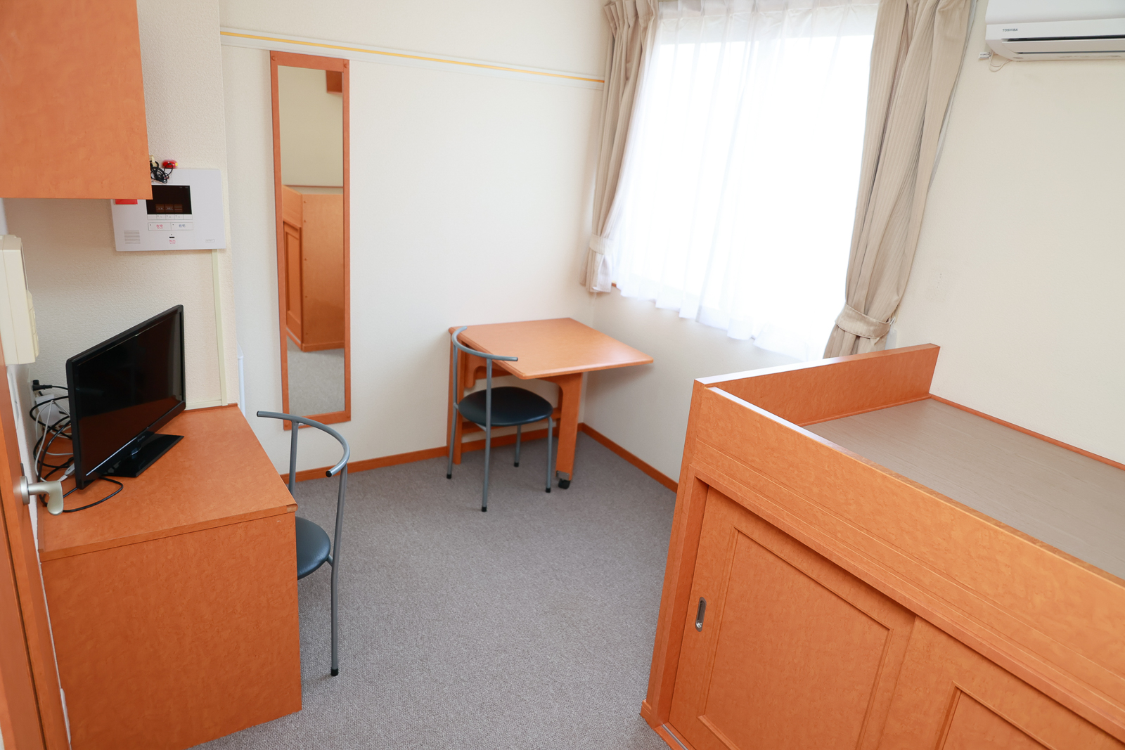 居室・リビング　テレビ、カーテン、エアコン付き