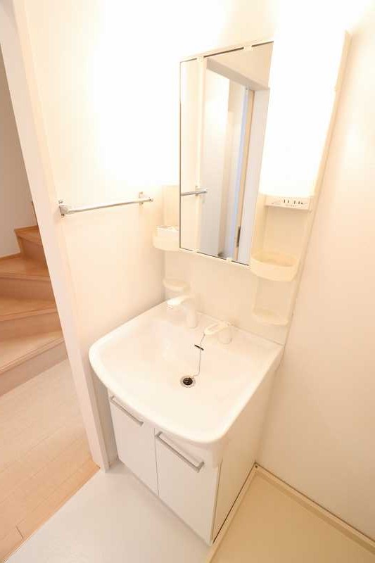 洗面設備　※同建物の別部屋内装写真