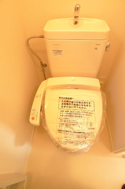 トイレ　写真は別部屋のため、現況と異なる場合があります。