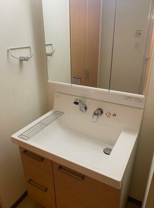 洗面設備　三面鏡です