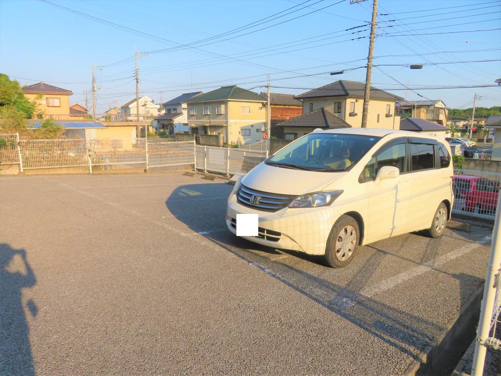 その他設備　物件前に駐車場があります。