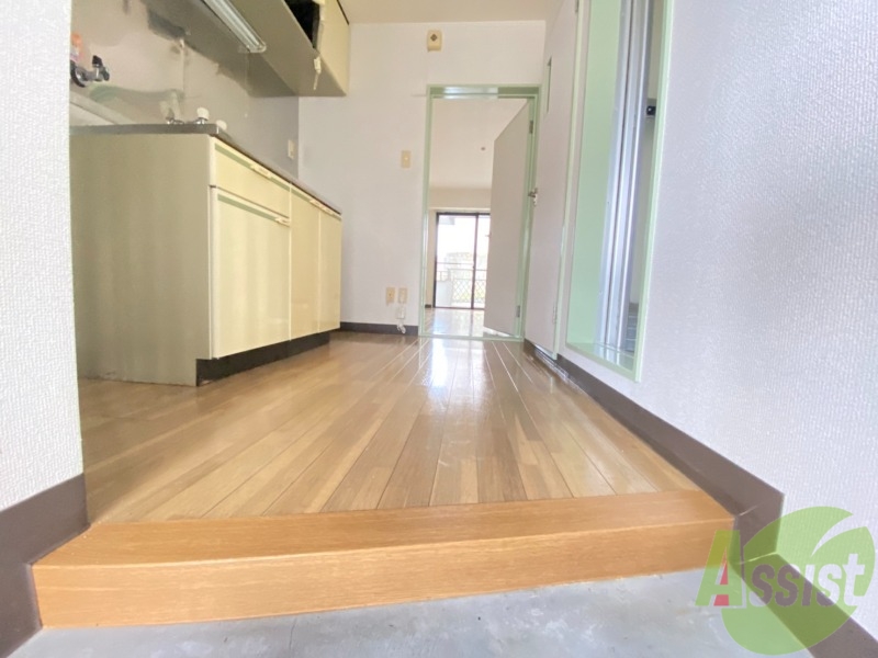 玄関　玄関から撮影しました。敷居が高すぎず安心ですね。