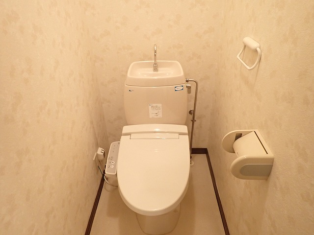 トイレ　温水洗浄暖房便座です