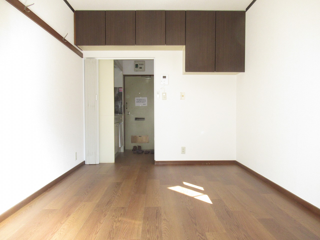 居室・リビング　6帖のきれいにリフォーム済の居室になります。