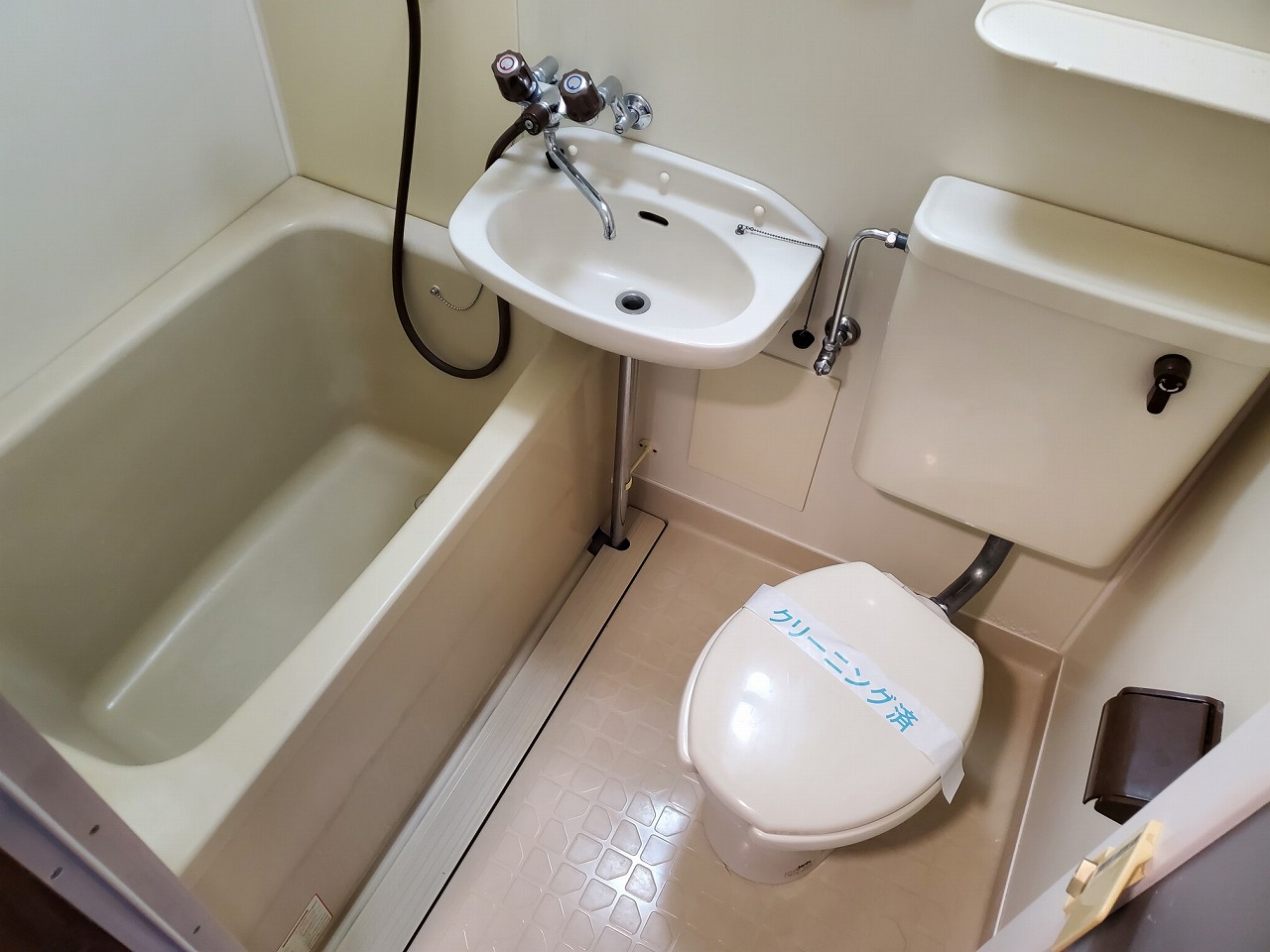 バス・シャワールーム　3点ユニットバスのお風呂になります。きれいに清掃済です。