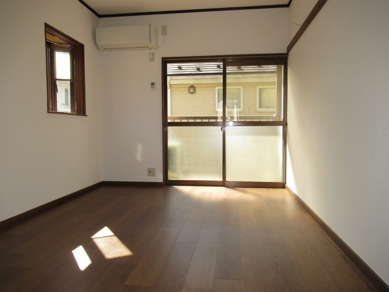 居室・リビング　6帖の明るく開放的な角部屋になります。出窓付です。