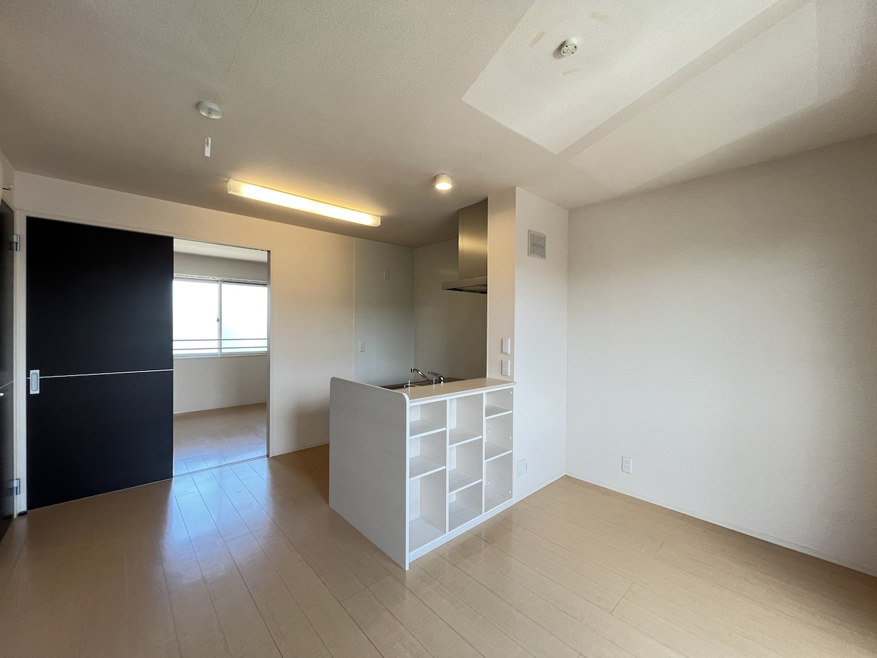 その他　●キッチン裏の収納棚は便利！！