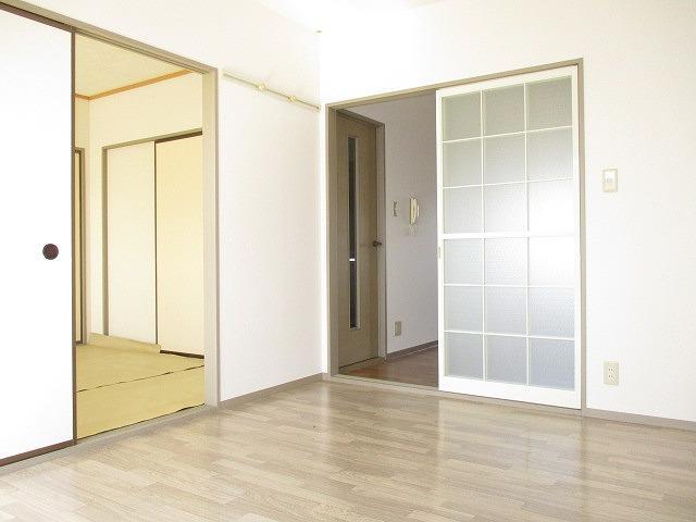 その他　明るい洋室