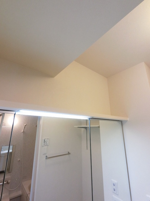 洗面設備　上にも収納出来ます。