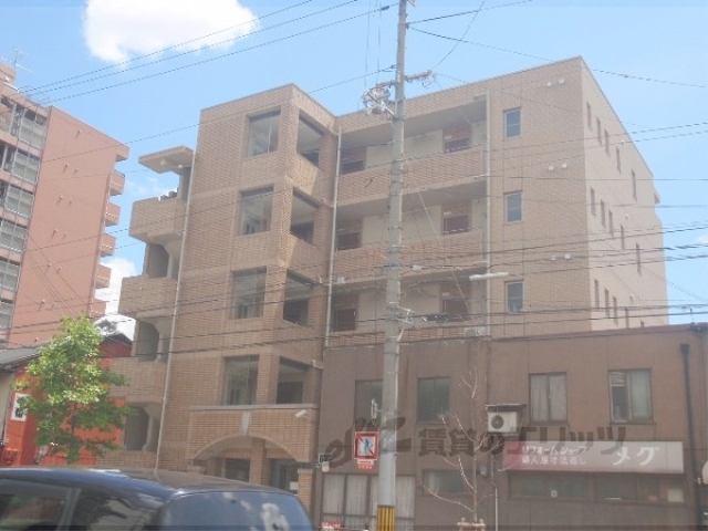 京都市中京区壬生梛ノ宮町のマンションの建物外観