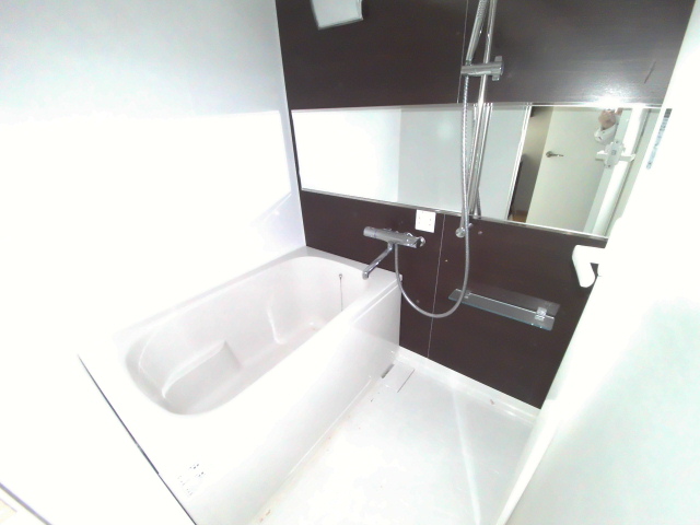 バス・シャワールーム　浴室乾燥機付き、ゆっくり疲れを摂って頂ける綺麗な浴室