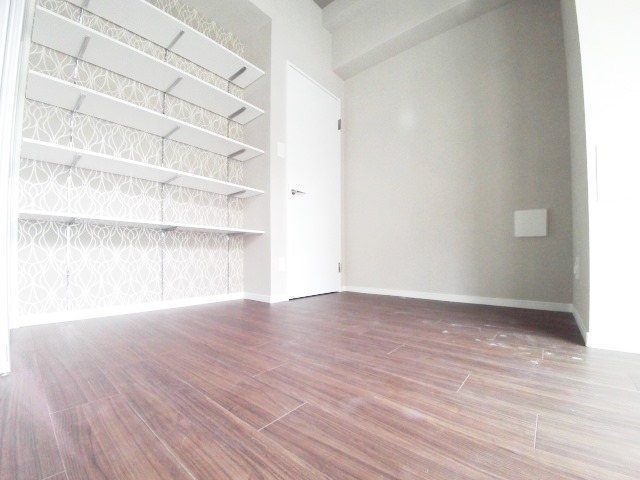 その他部屋・スペース　白を基調とした清潔感ある4帖の洋室