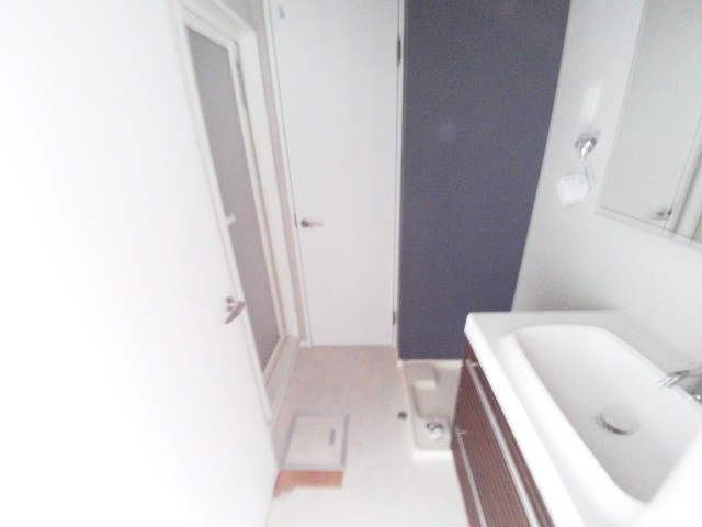 洗面設備　洗濯機の置ける独立洗面脱衣所もあります