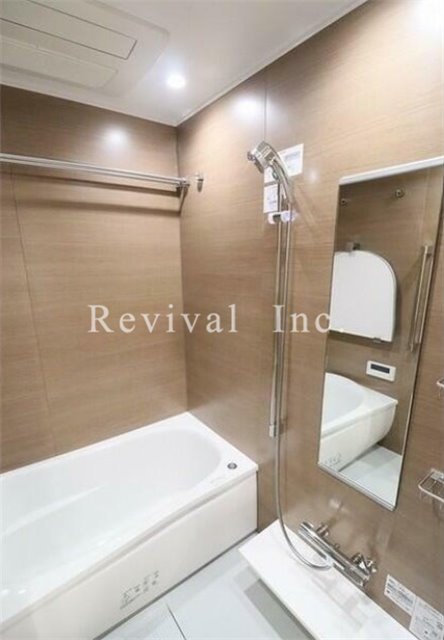 バス・シャワールーム　清潔感あるバスルームでございます