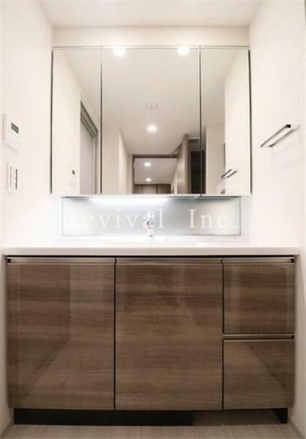 洗面設備　毎日の身だしなみチェックに必須ですね