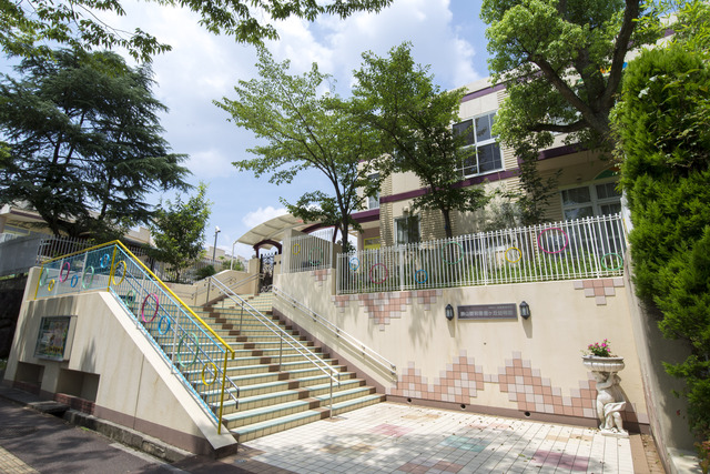幼稚園・保育園　勝山愛和香里ケ丘幼稚園（幼稚園・保育園）まで185m
