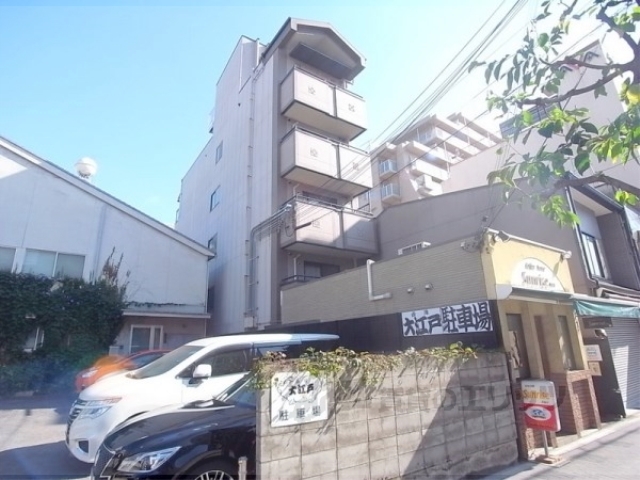 京都市上京区泰童片原町のマンションの建物外観