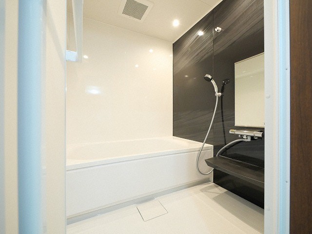 バス・シャワールーム　広々快適なバスルームです♪