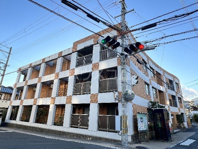 京都市右京区嵯峨野芝野町のマンションの建物外観