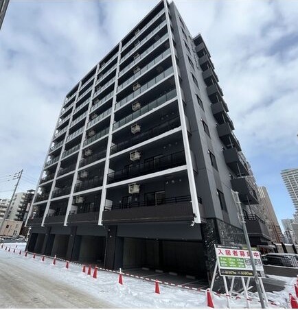 札幌市中央区南八条西のマンションの建物外観