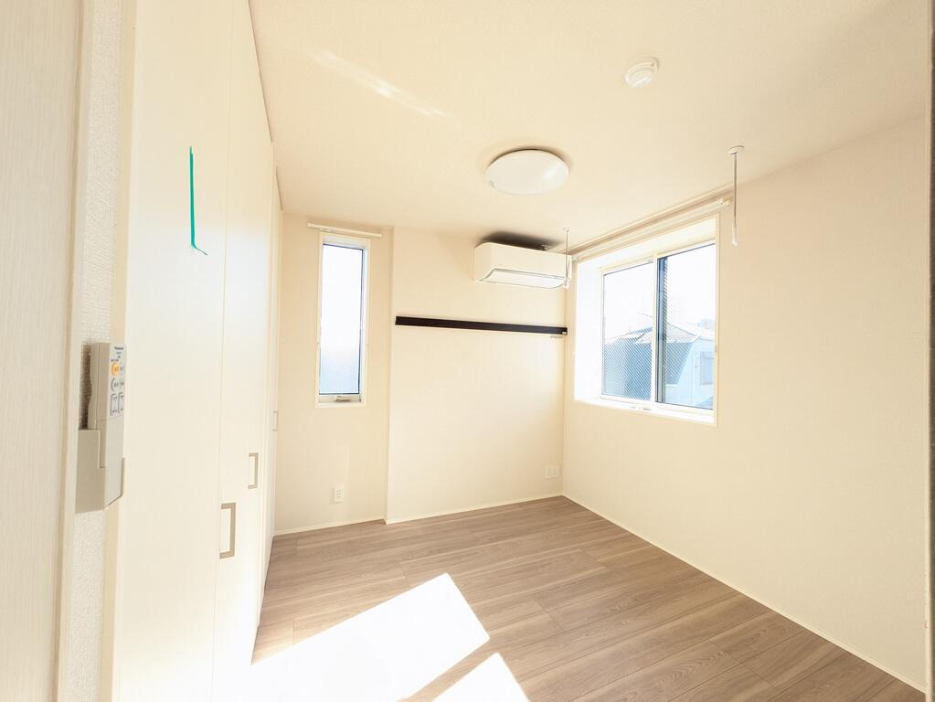 その他部屋・スペース　東南角部屋フローリング4.8帖の明るい洋室です。