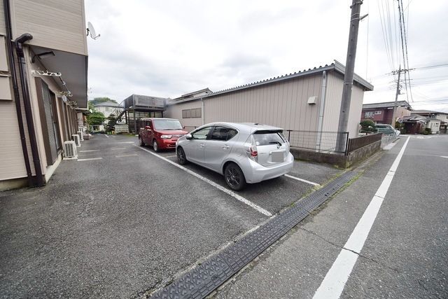 【飯能市新町のアパートの駐車場】