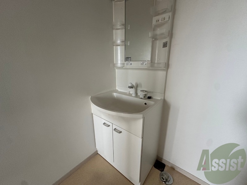 洗面設備　独立洗面台が付いておりますので、朝の身支度も捗りそうです。