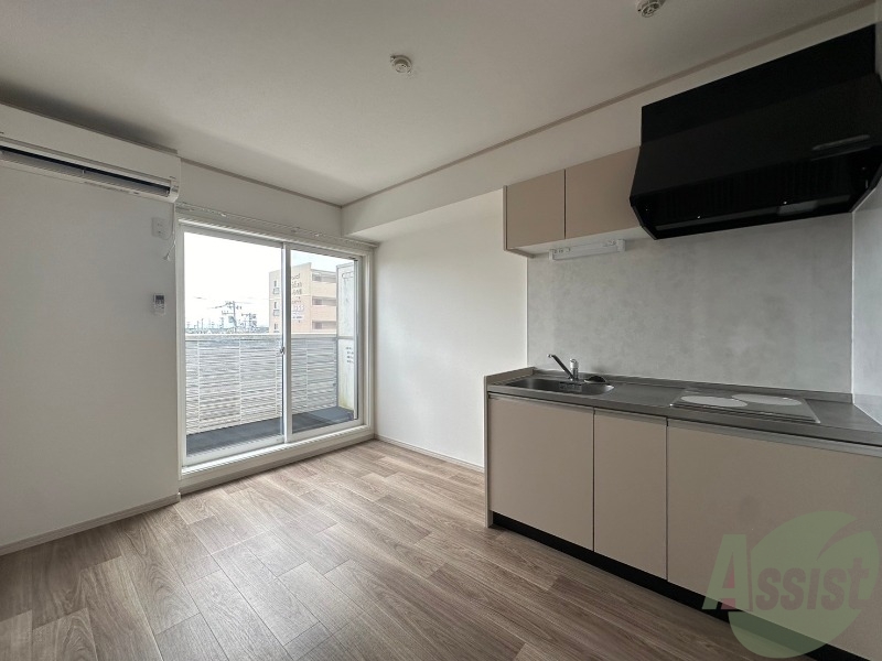 居室・リビング　日差しが入ってきて明るい雰囲気のあるお部屋ですね。