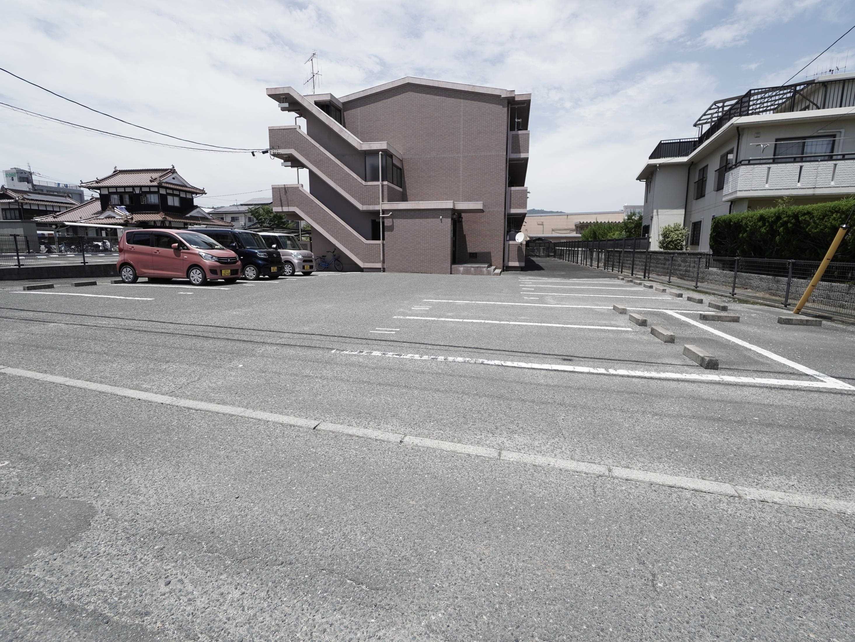 【東広島市西条土与丸のマンションの駐車場】