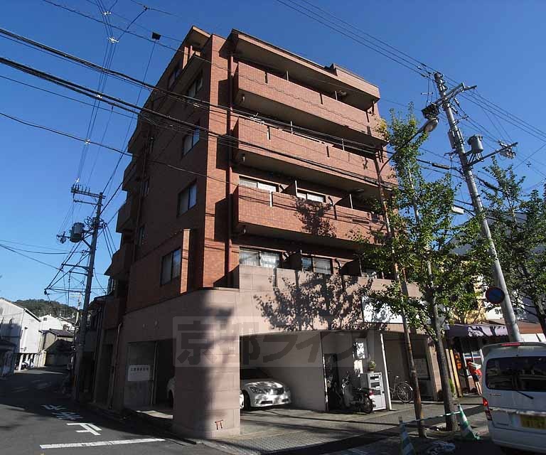 京都市東山区泉涌寺門前町のマンションの建物外観