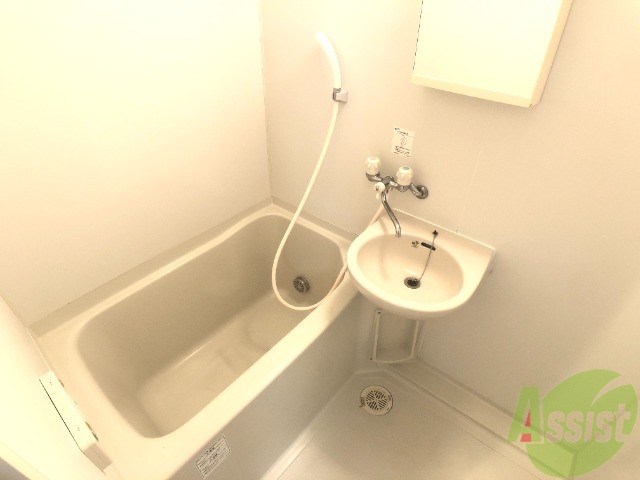 バス・シャワールーム　バスルームは狭すぎず、シャワーも浴びやすそうです。