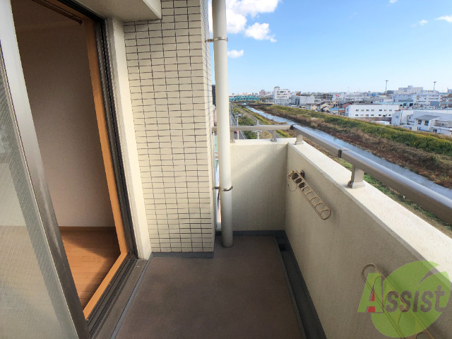 バルコニー　バルコニー。洗濯物がはかどりそうな広さがありますよ。