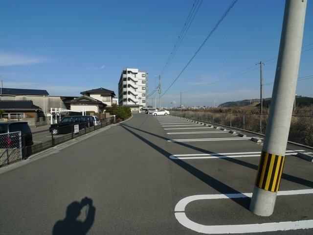 【北九州市若松区古前のマンションの駐車場】