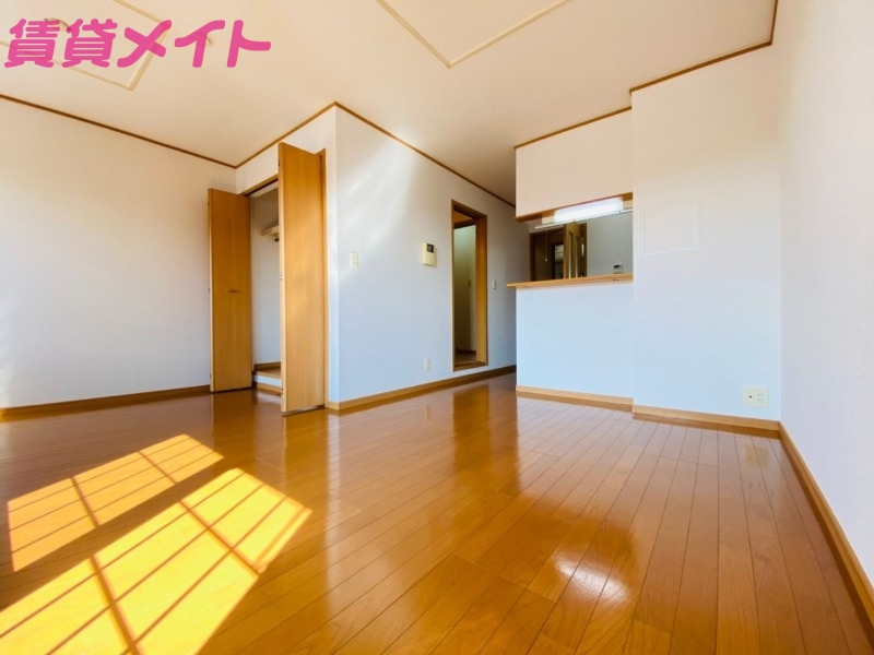 居室・リビング　同物件別室反転タイプ画像