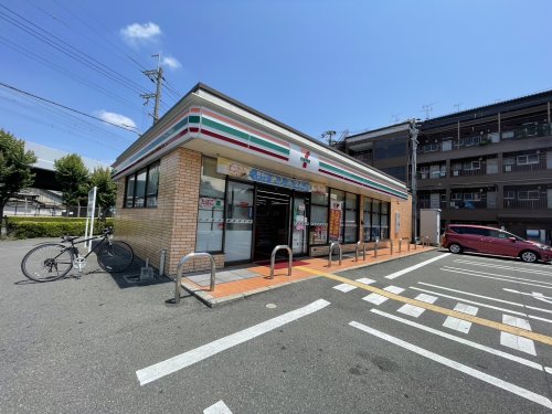 コンビニ　セブンイレブン 東大阪俊徳町3丁目店（コンビニ）まで372m