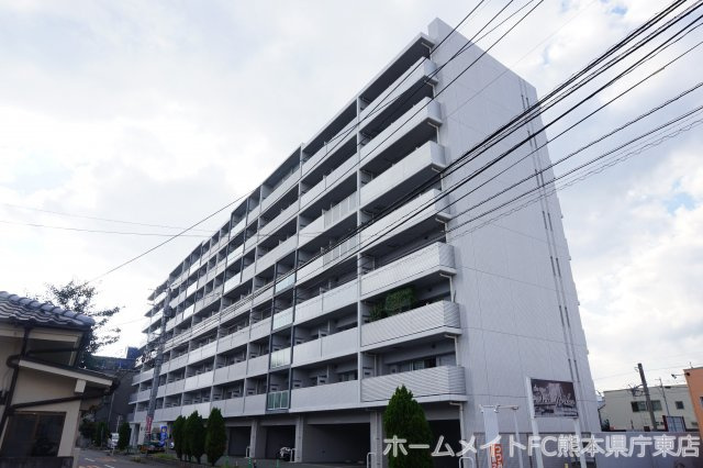 【熊本市中央区水前寺のマンションの建物外観】