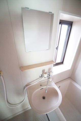 洗面設備　※同物件・同タイプの写真です。※共用部に無料洗濯機完備♪