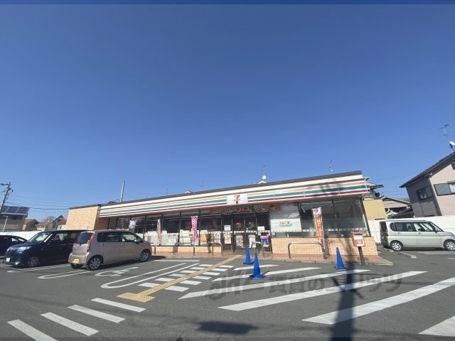 コンビニ　セブンイレブン大和高田上大谷店（コンビニ）まで550m