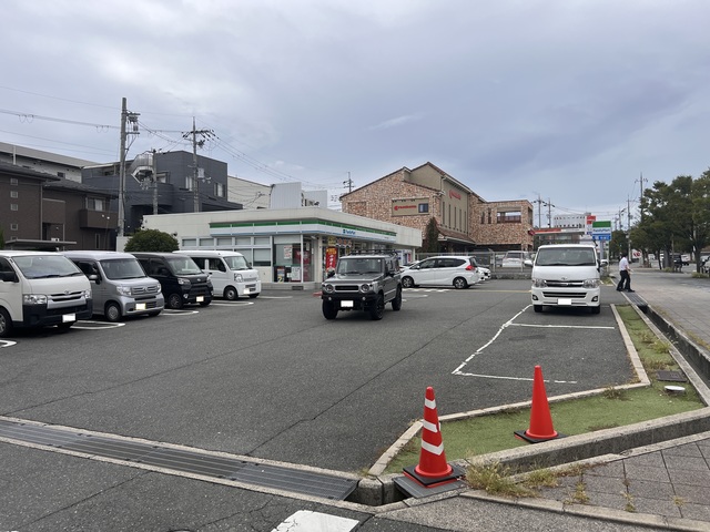 コンビニ　ファミリーマート箕面小野原西店（コンビニ）まで521m