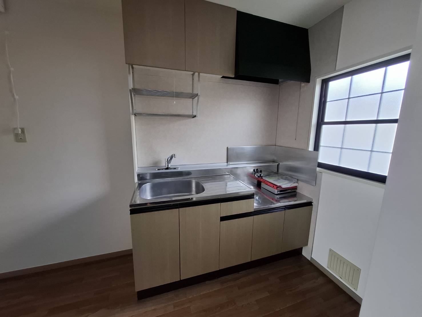 キッチン　冷蔵庫を置いてもラック等置くスペースあり♪