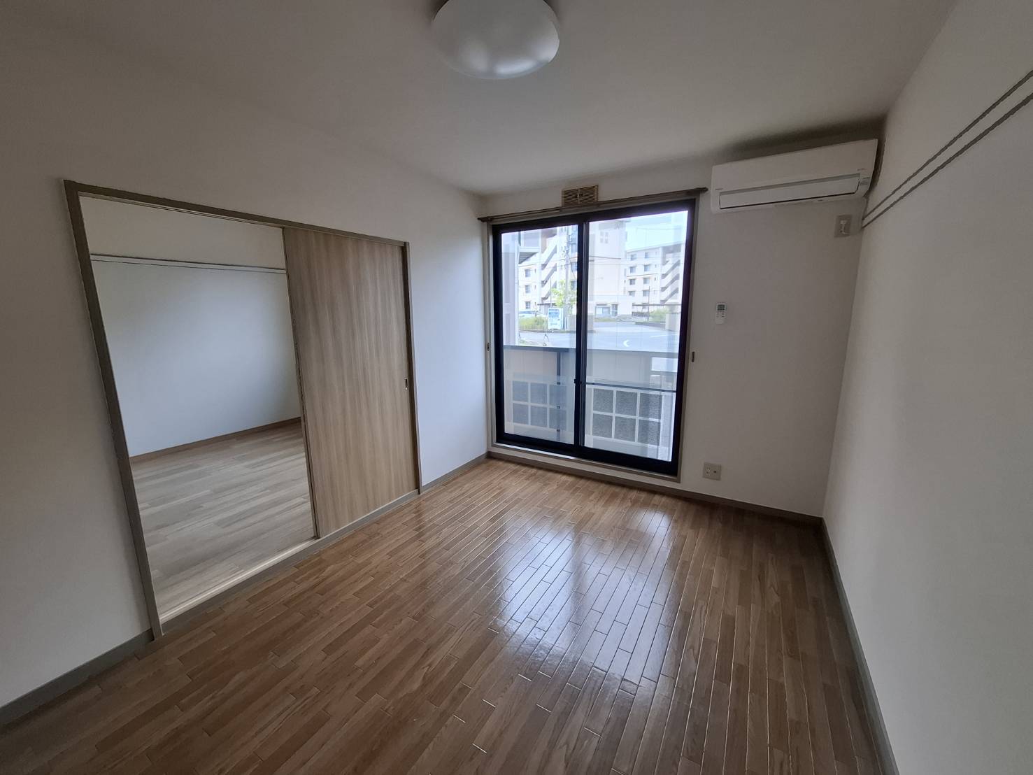 居室・リビング　バルコニー付きのリビング