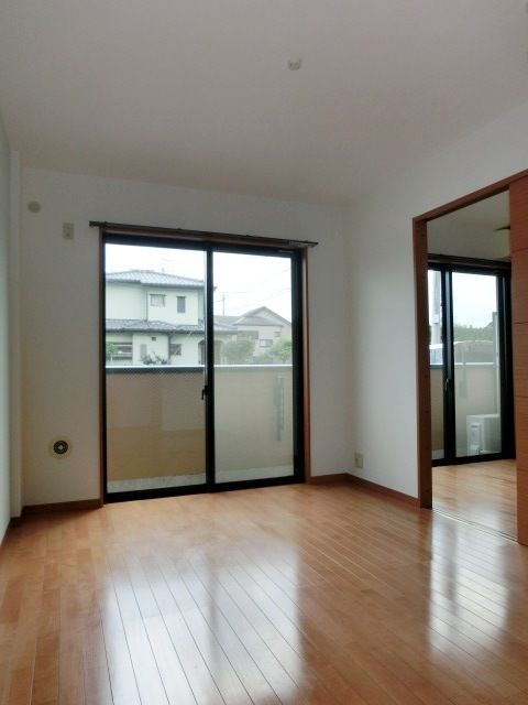 その他部屋・スペース　フローリング張りで明るいＬＤＫです。