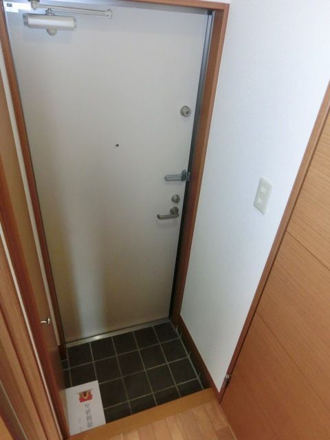 玄関　玄関にはトールタイプのシューズボックス。