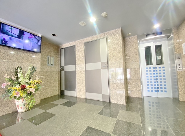 ロビー　エレベーター・防犯カメラ